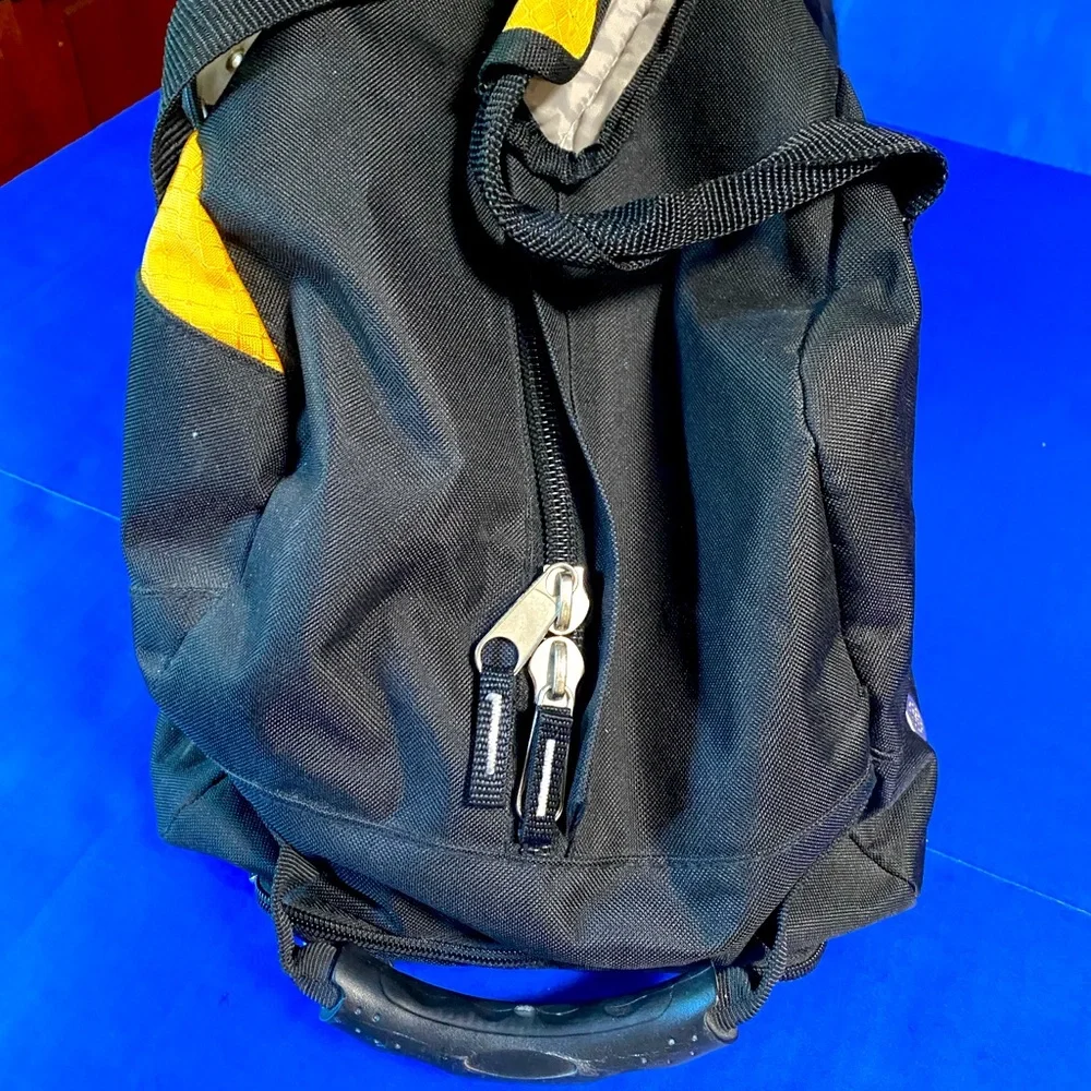 NHL BOSTON BRUINS Hockey Rolling Duffel Bag/ Carry On, 22”Lx11.5”Wx13”H